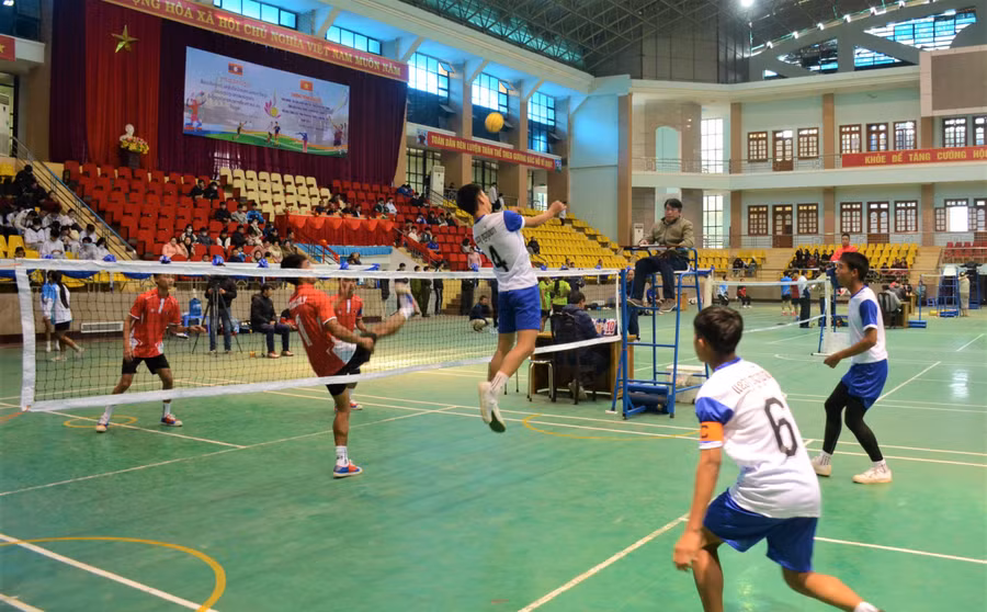 Các vận động viên thi đấu môn cầu mây.