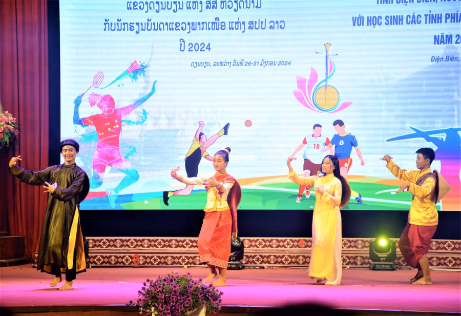 Múa ca ngợi tình hữu nghị Việt Nam - Lào do học sinh tỉnh U Đôm Xay (Lào) biểu diễn.