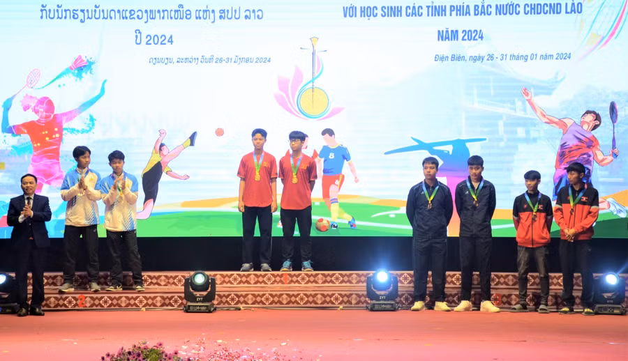 Trao giải cho các vận động viên xuất sắc nội dung cầu lông nam.