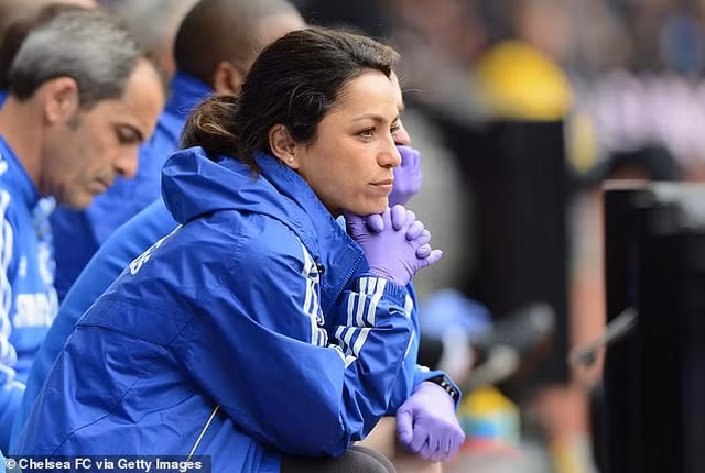 Lý do khiến cho các cầu thủ Premier League dễ lây virus corona