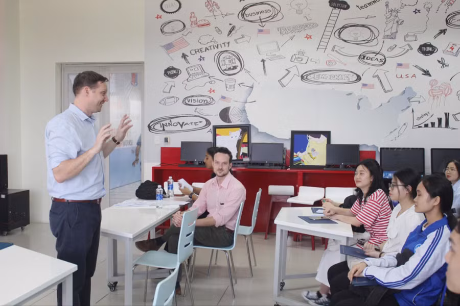 Ông Jerrold James Frank, Trưởng đại diện Văn phòng tiếng Anh khu vực Đại sứ quán Hoa Kỳ chia sẻ với các học viên. Ông Jerrold James Frank, Trưởng đại diện Văn phòng tiếng Anh khu vực Đại sứ quán Hoa Kỳ chia sẻ với các học viên.