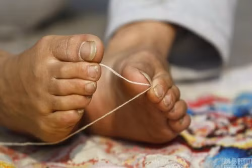 Chàng trai khuyết tật gây ‘sốt’ với khả năng thêu bằng… chân - ảnh 5