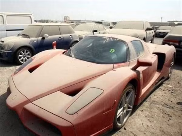 Ở Dubai, đến siêu xe cũng bị “bỏ rơi“