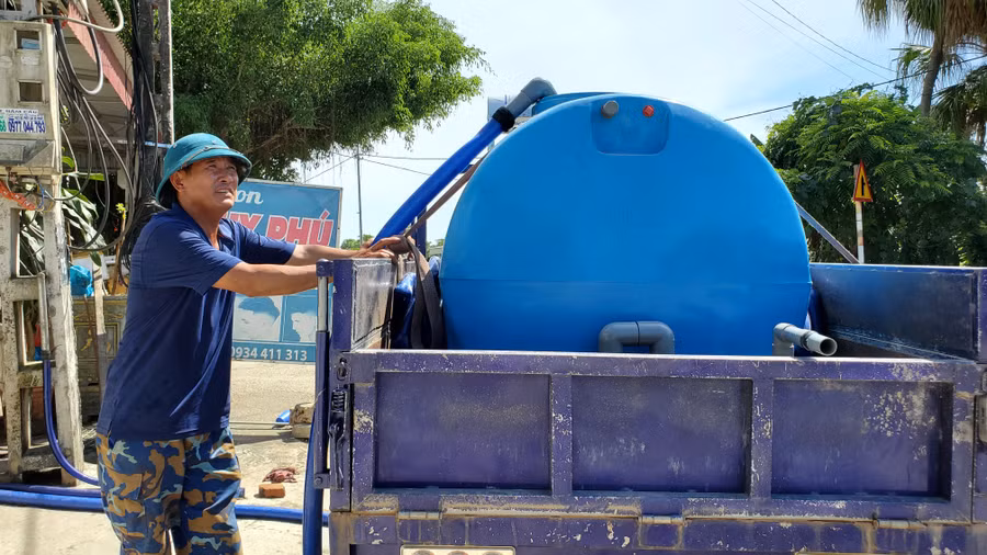 Ông Bảy chuyên đi chở nước cho các gia đình trong xã và các xã lân cận. (Ảnh: NT).