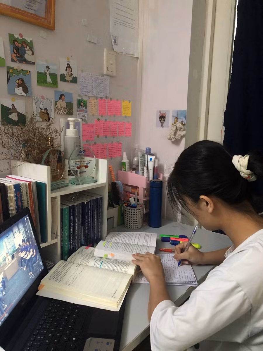 Sinh viên ĐH Luật TPHCM học tập tại nhà