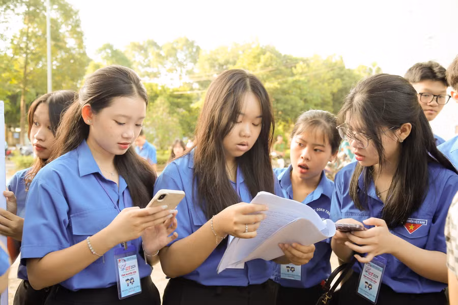 Lực lượng thanh niên tỉnh Bình Phước hỗ trợ cho thí sinh mùa thi năm nay.