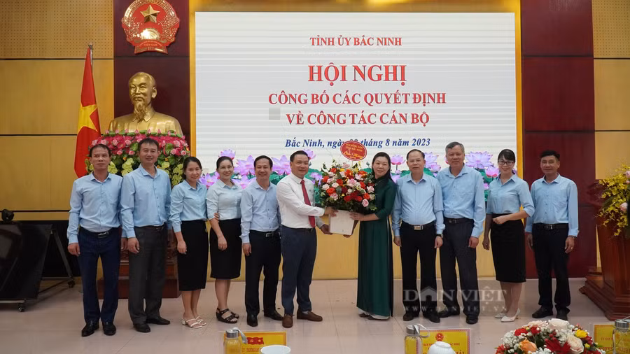 Lãnh đạo Hội Nông dân tỉnh Bắc Ninh tặng hoa chúc mừng ông Trần Đăng Sâm - tân Giám đốc Sở Tư pháp tỉnh Bắc Ninh . Ảnh: Khương Lực.
