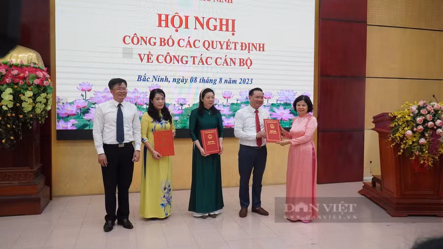 Chủ tịch UBND tỉnh Nguyễn Hương Giang trao quyết định bổ nhiệm cho tân Giám đốc Sở Tư pháp Trần Đăng Sâm. Ảnh Khương Lực