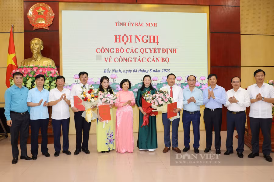 Lãnh đạo tỉnh Bắc Ninh chúc mừng các đồng chí được điều động, bổ nhiệm giữ chức vụ mới. Ảnh: Khương Lực.