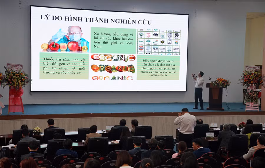 Một diễn giả trình bày tham luận tại phiên toàn thể. Một diễn giả trình bày tham luận tại phiên toàn thể.