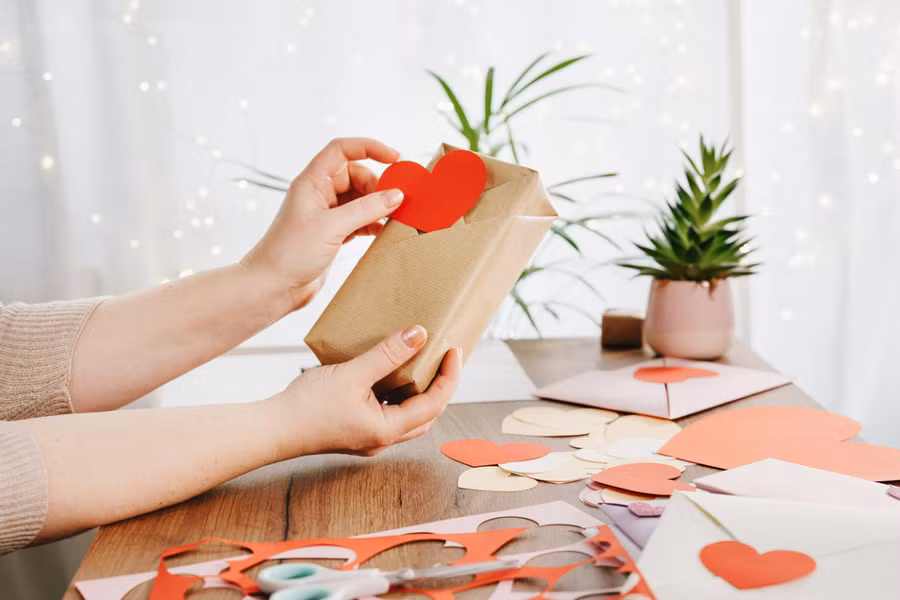 Hãy suy nghĩ kỹ trước khi thử làm sổ lưu niệm hoặc một chiếc áo tự đan tại nhà. (Ảnh: ITN).