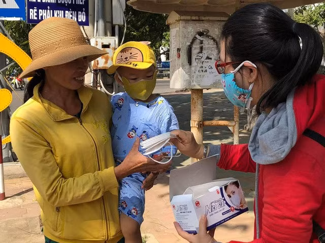 Đội nắng phát khẩu trang, nước sát khuẩn cho người đi đường - 4
