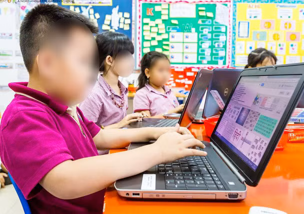 Cho con sử dụng internet: Con dao hai lưỡi