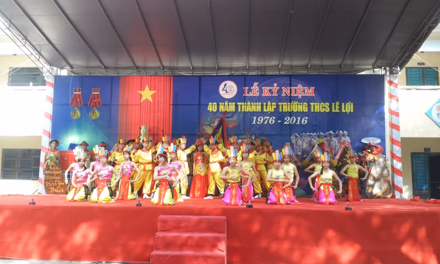 Hoạt cảnh Lê Lợi dựng cờ khởi nghĩa do GV và HS trường THCS Lê Lợi thực hiện.