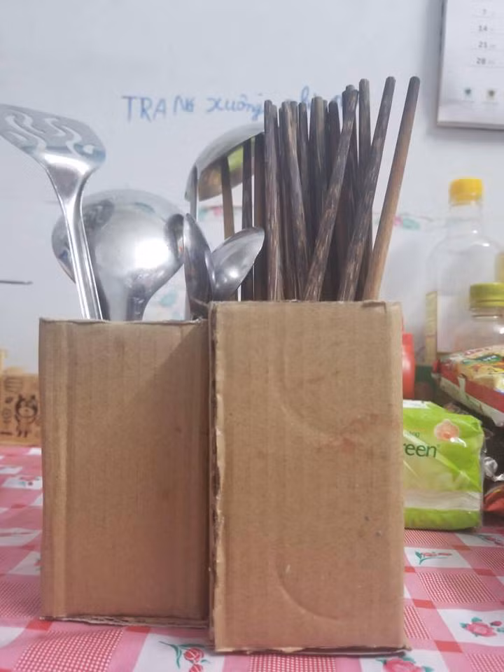 Ống đựng đũa, mẹ Uyên Trang dùng cho gia đình