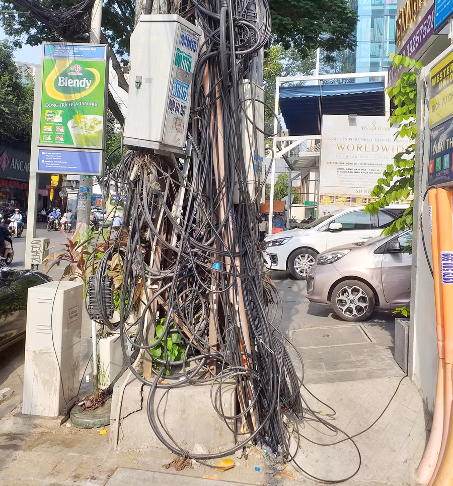 Bó dây điện loằng ngoằng ngay giữa quận trung tâm TPHCM