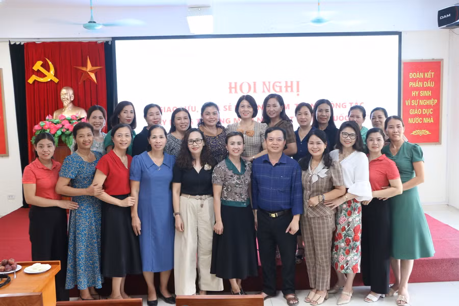 Các đại biểu cùng chụp ảnh lưu niệm sau khi kết thúc chuyến giao lưu, học tập kinh nghiệm.