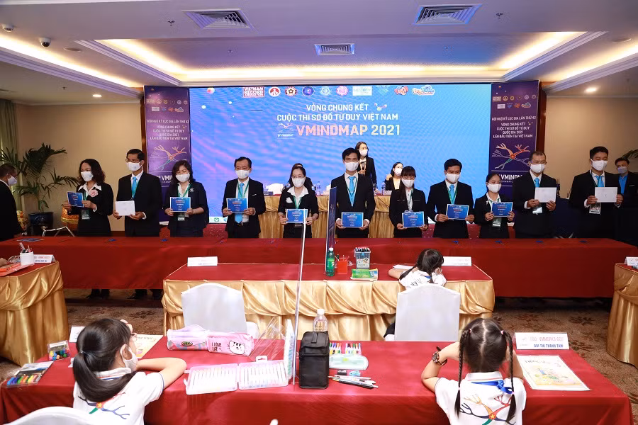 Ban giám khảo làm việc và chấm điểm tại vòng chhung kết xếp hạng.