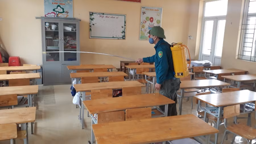 Phòng học tại Trường Tiểu học Liêm Tiết được phun khử trùng.