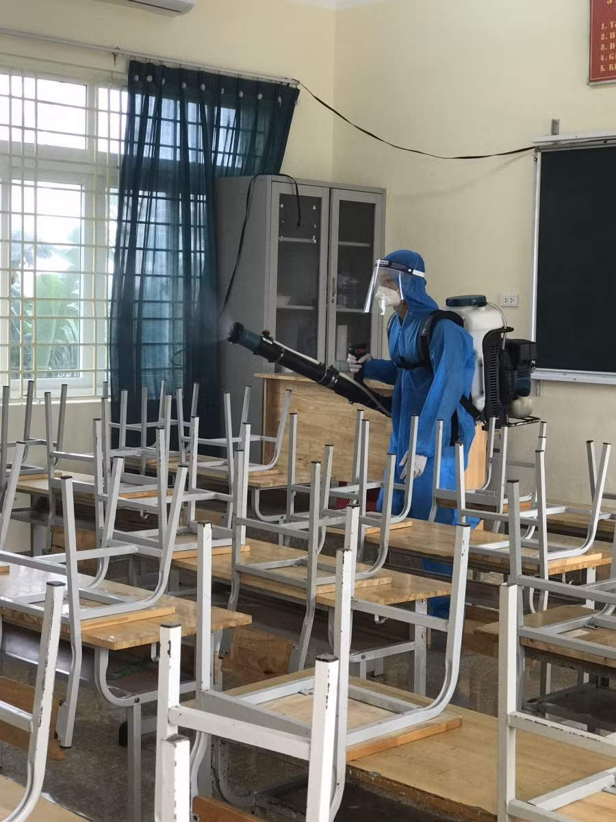 Nhân viên y tế phun khử khuẩn các phòng học bằng dung dịch Cloramin-B.