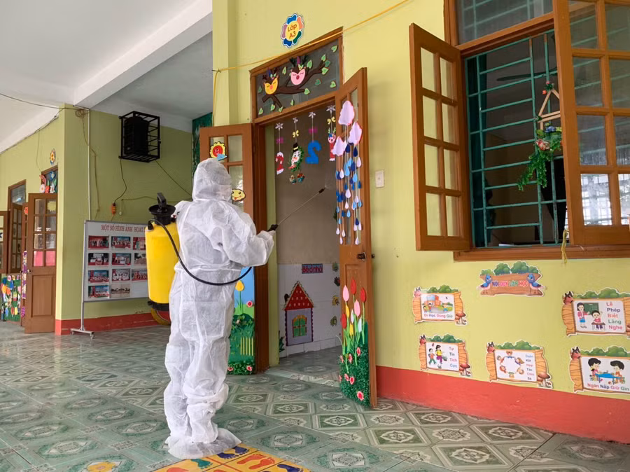 Công tác vệ sinh khử khuẩn lớp học là yêu cầu bắt buộc.