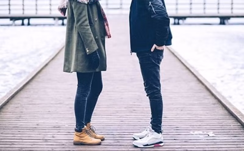 Ít giao tiếp là một trong những dấu hiệu chứng tỏ anh ấy không còn yêu bạn.