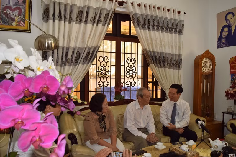 GS.TS Trần Hồng Quân và đồng chí Võ Văn Thưởng cùng nhau chia sẻ những điều trăn trở về giáo dục nước nhà