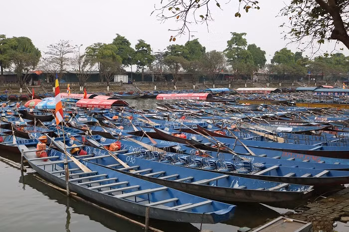 8h sáng ngày 17/2 tại bến Đục Khê có đến hàng trăm con đò vẫn nằm im lìm đợi khách. Nhiều chủ đò tại đây cho biết dù đang là thời kỳ chính hội thế nhưng năm nay khách vắng hẳn.Có những ngày còn không có cả người gọi đò. Nếu có thì số lượng khách/chuyến cũng rất ít.