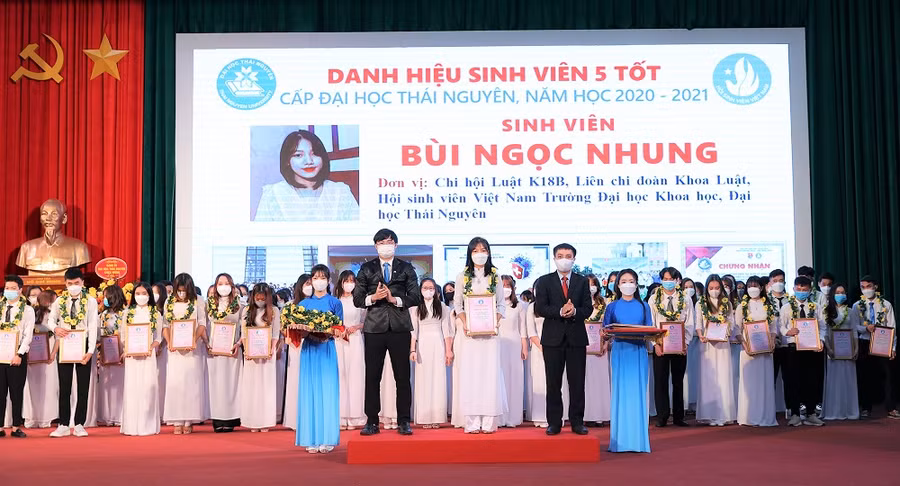 Đại học Thái Nguyên tuyên dương tập thể, cá nhân đạt danh hiệu “Sinh viên 5 tốt” ảnh 7