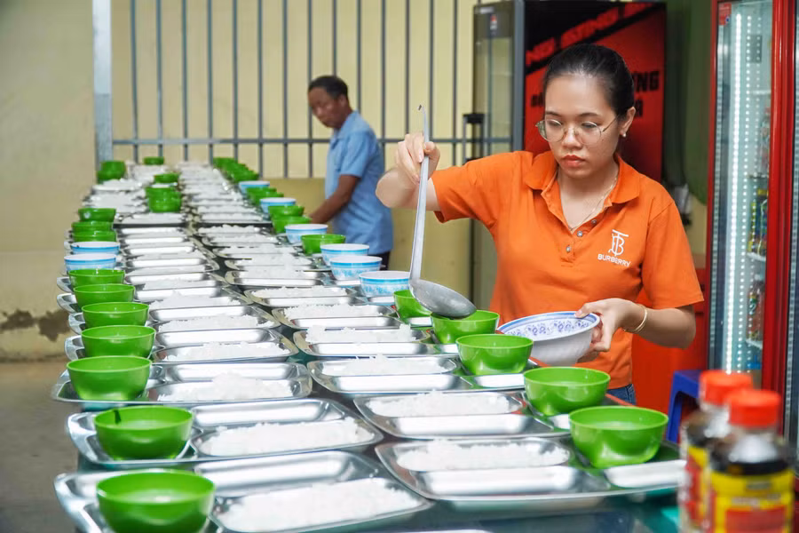 Mỗi thầy cô mỗi việc để chuẩn bị các suất ăn.