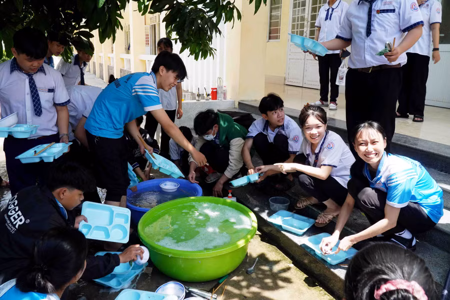 Sau khi ăn xong các em sẽ tự rửa khay, nhà trường mong muốn tạo ý thức sống tập thể cho các em.