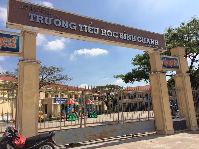 Sự việc cô giáo quỳ xin lỗi phụ huynh xảy ra tại Trường tiểu học Bình Chánh, Bến Lức, Long An (Ảnh: Hoài Nam)