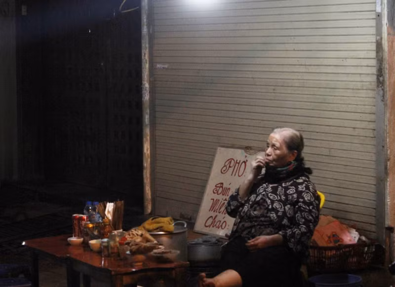 Người dân Hà Nội mưu sinh trong đêm rét “cắt thịt” cuối năm ảnh 6 ret-dam5