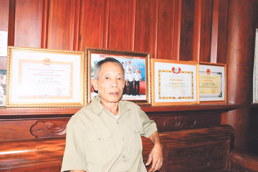 Những đóng góp thầm lặng của ông Hùng đã được ghi nhận và tôn vinh với nhiều bằng khen các cấp trao tặng Những đóng góp thầm lặng của ông Hùng đã được ghi nhận và tôn vinh với nhiều bằng khen các cấp trao tặng