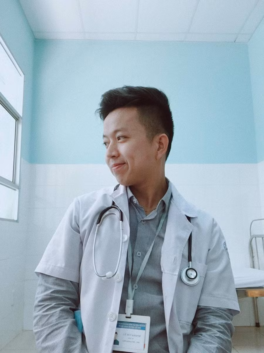 Clip: Đi khám bệnh, bà ngoại ủ mưu mai mối cháu gái 27 chưa chịu lấy chồng cho chàng bác sĩ dễ thương-1