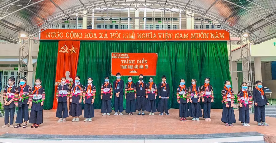 Học sinh trường PT DTNT Bảo Lâm tham gia trình diễn trang phục các dân tộc.
