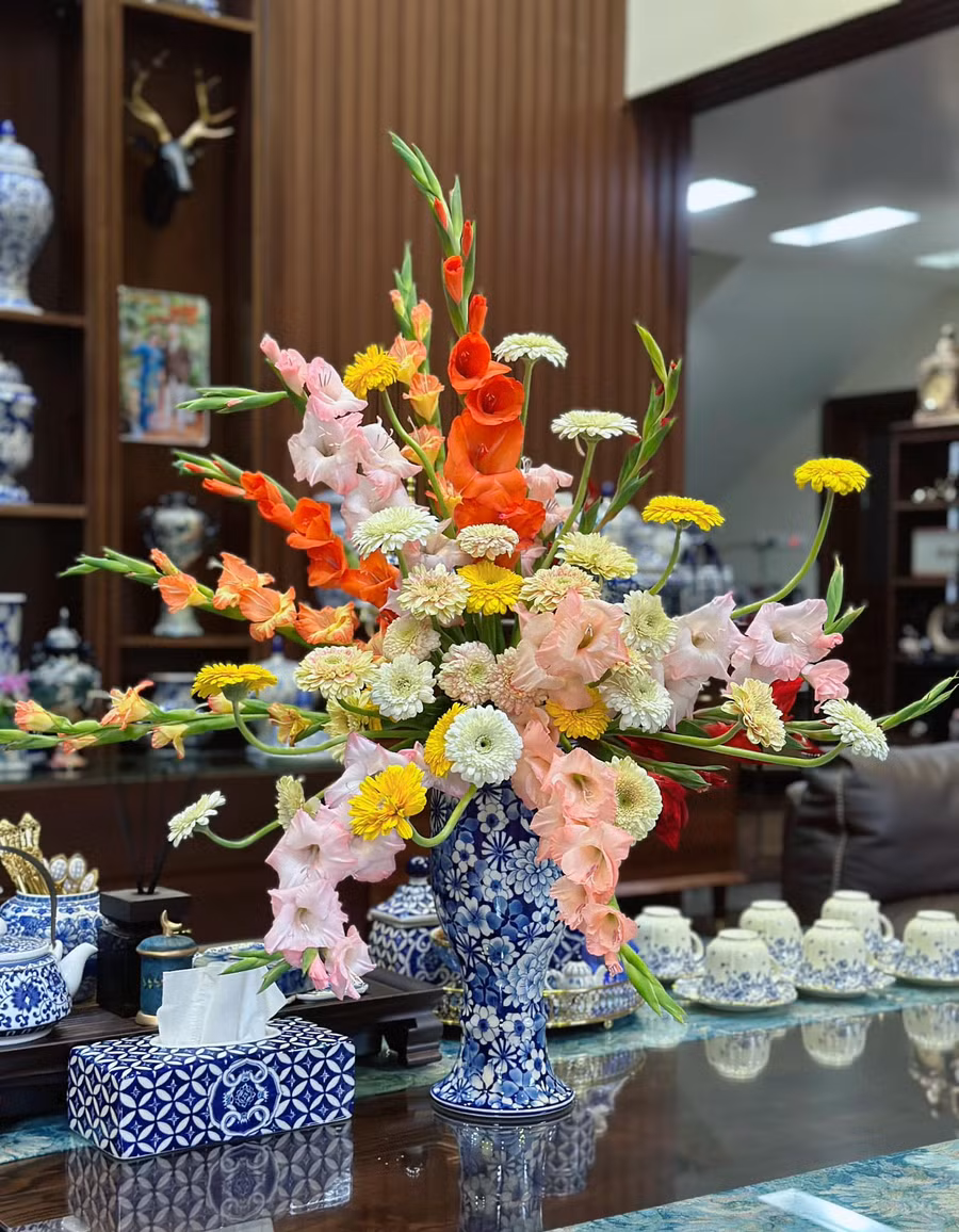 Hay mix cùng đồng tiền cũng tạo ra một bình hoa rộn ràng sắc xuân. Bình này bạn nên cắm trên xốp, cắm các cành dơn tạo form trước, sau đó xen các bông đồng tiền vào các vị trí trên dưới trước sau để che xốp và có chiều sâu. Hay mix cùng đồng tiền cũng tạo ra một bình hoa rộn ràng sắc xuân. Bình này bạn nên cắm trên xốp, cắm các cành dơn tạo form trước, sau đó xen các bông đồng tiền vào các vị trí trên dưới trước sau để che xốp và có chiều sâu.