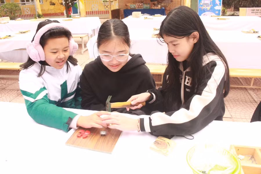 Học sinh trường THCS Quang Trung hào hứng tham gia Ngày hội STEM năm học 2023 - 2024. Học sinh trường THCS Quang Trung hào hứng tham gia Ngày hội STEM năm học 2023 - 2024.