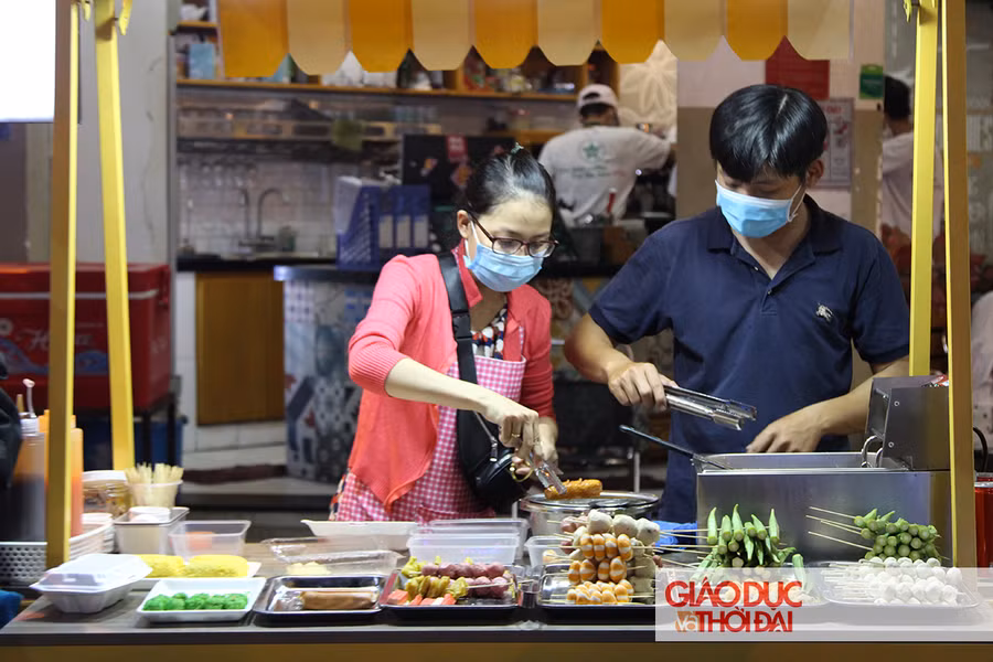Hằng ngày, phố Quang Trung mở cửa đón khách từ 18h và đóng cửa vào lúc 23h.