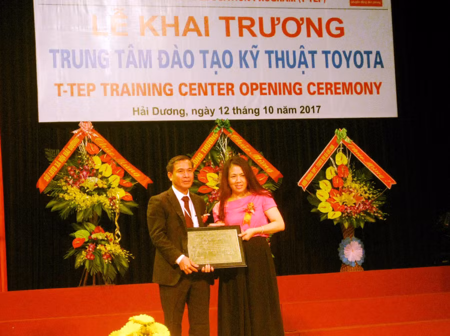 Bà Đỗ Thu Hoàng – Phó Tổng giám đốc Toyota Việt Nam trao chứng nhận cho đại diện trường ĐH Sao Đỏ