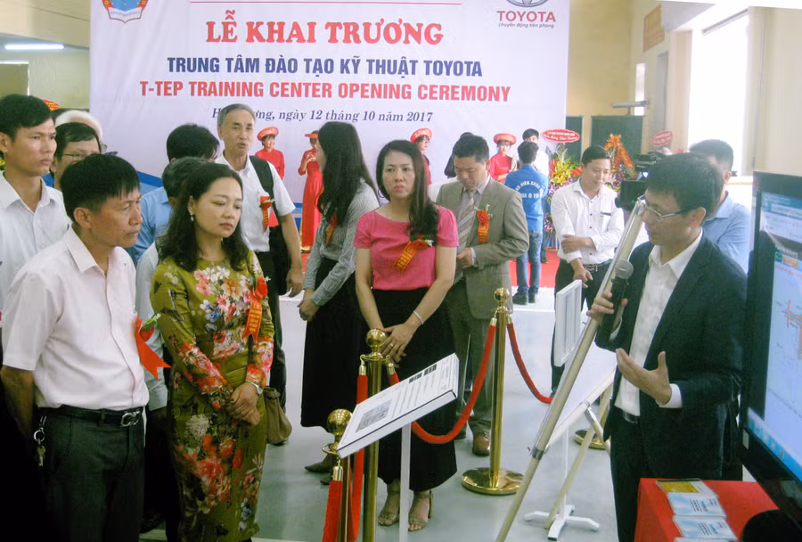 Các đại biểu dự lễ khai trương thăm quan các trang thiết bị được Toyota Việt Nam tài trợ cho trường ĐH Sao Đỏ