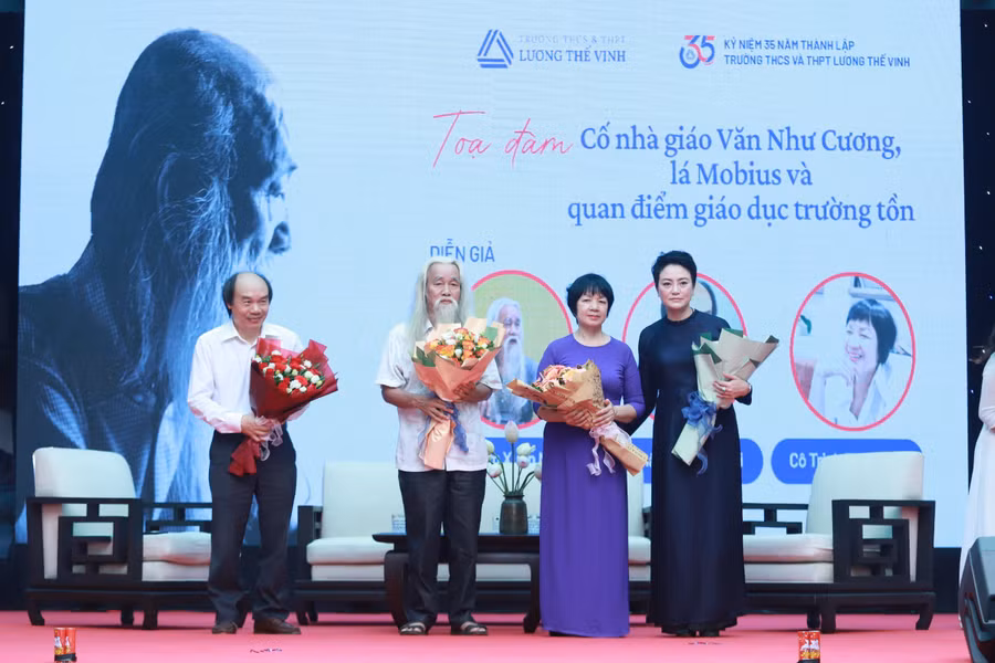 Từ trái qua: GS.TSKH Đỗ Đức Thái - Nhà phê bình văn học Phạm Xuân Nguyên - TS Văn học Trịnh Thu Tuyết - cô Văn Thùy Dương cùng tham dự tọa đàm "Cố Nhà giáo Văn Như Cương, lá Mobius và quan điểm giáo dục trường tồn".