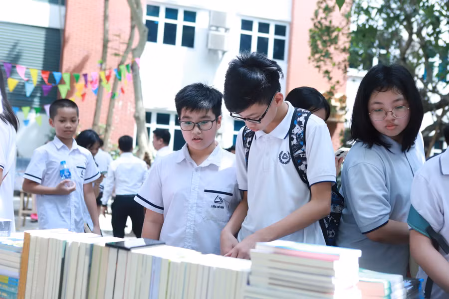 Ngoài ra, các em học sinh còn được thỏa sức đam mê đọc sách của mình tại không gian bên trong và ngoài thư viện.