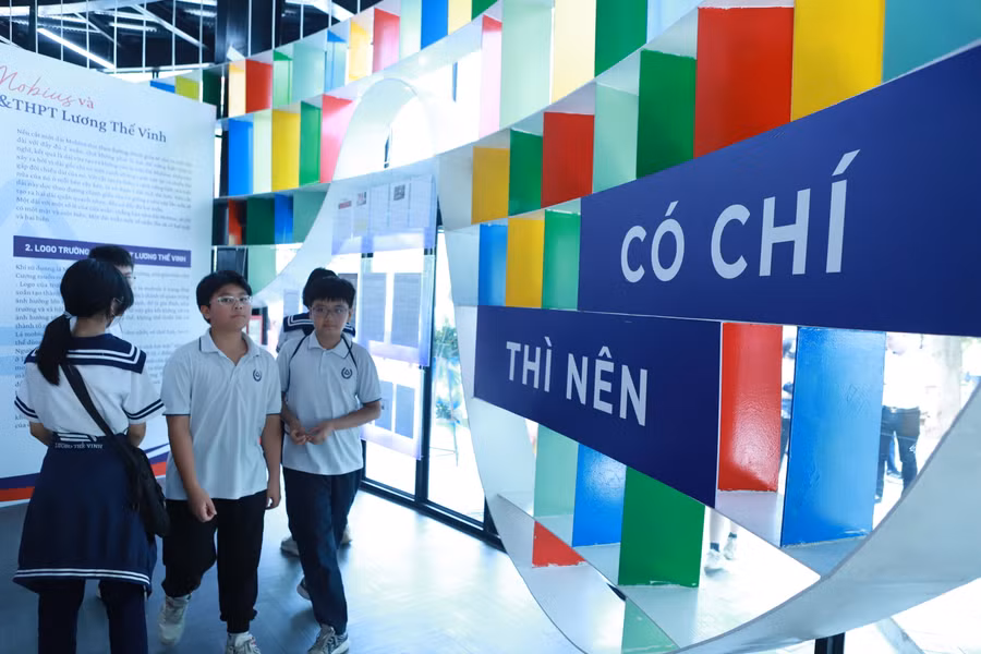 Khẩu hiệu "Có chí thì nên" được đặt trang trọng tại thư viện.