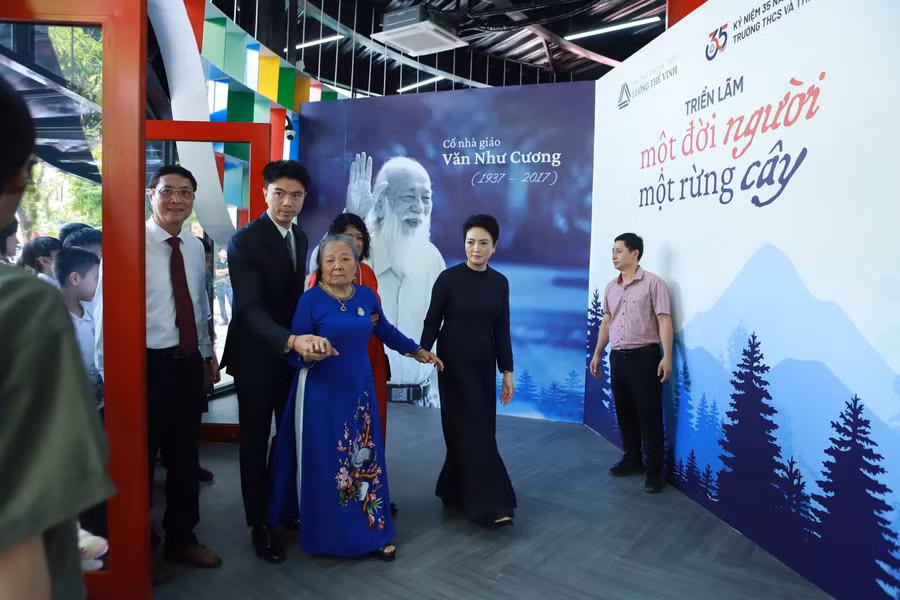 Các đại biểu cùng tham dự triển lãm "Một đời người, một rừng cây" nói về sự nghiệp cũng như triết lý giáo dục của cố Nhà giáo Văn Như Cương.