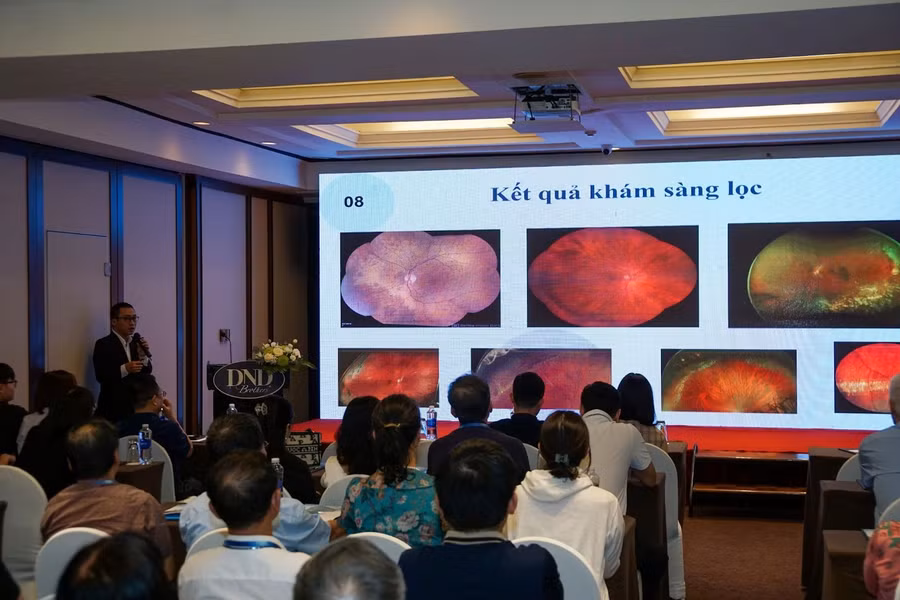 Các đại biểu theo dõi thông tin được chia sẻ tại hội thảo.