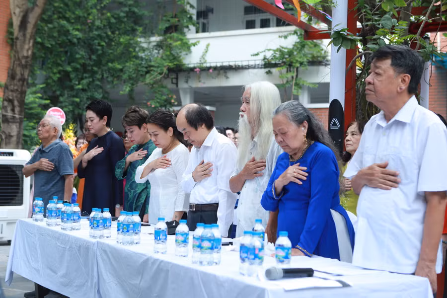 Tất cả cùng đứng dậy hồi tưởng, tri ân tới công lao của cố Nhà giáo Văn Như Cương - người đã đặt nền móng đầu tiên cho sự ra đời và phát triển của Trường Lương Thế Vinh.