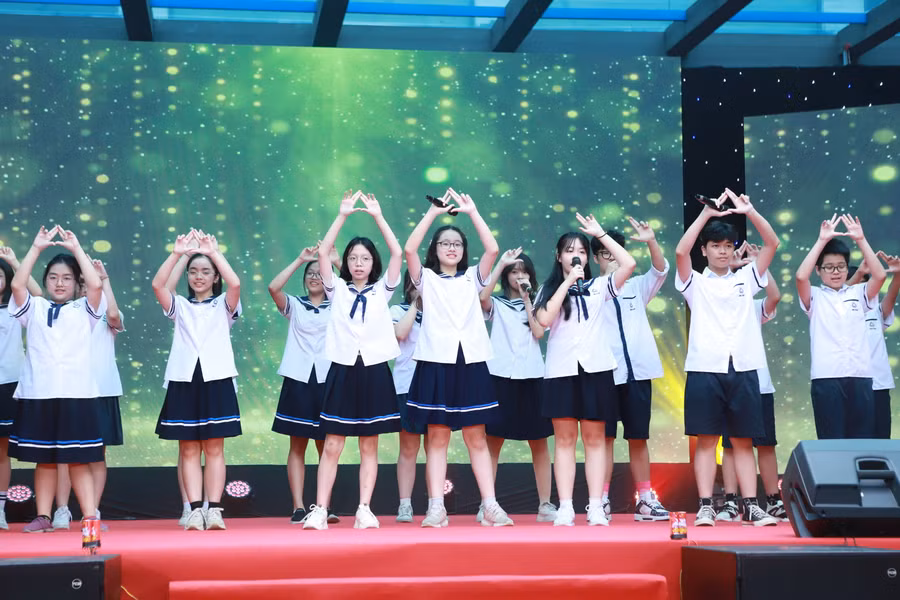 Những khúc ca vui tươi của tuổi học trò được cất lên từ các em học sinh.