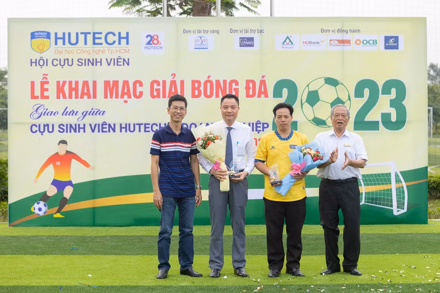 Đại diện Ban giám hiệu HUTECH tặng hoa cảm ơn cho đơn vị tổ chức.
