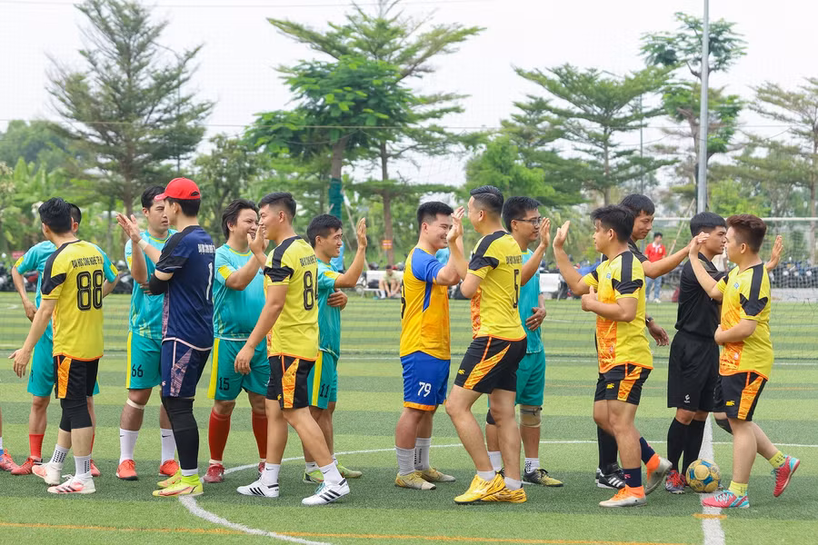 Các đội vào sân thi đấu.
